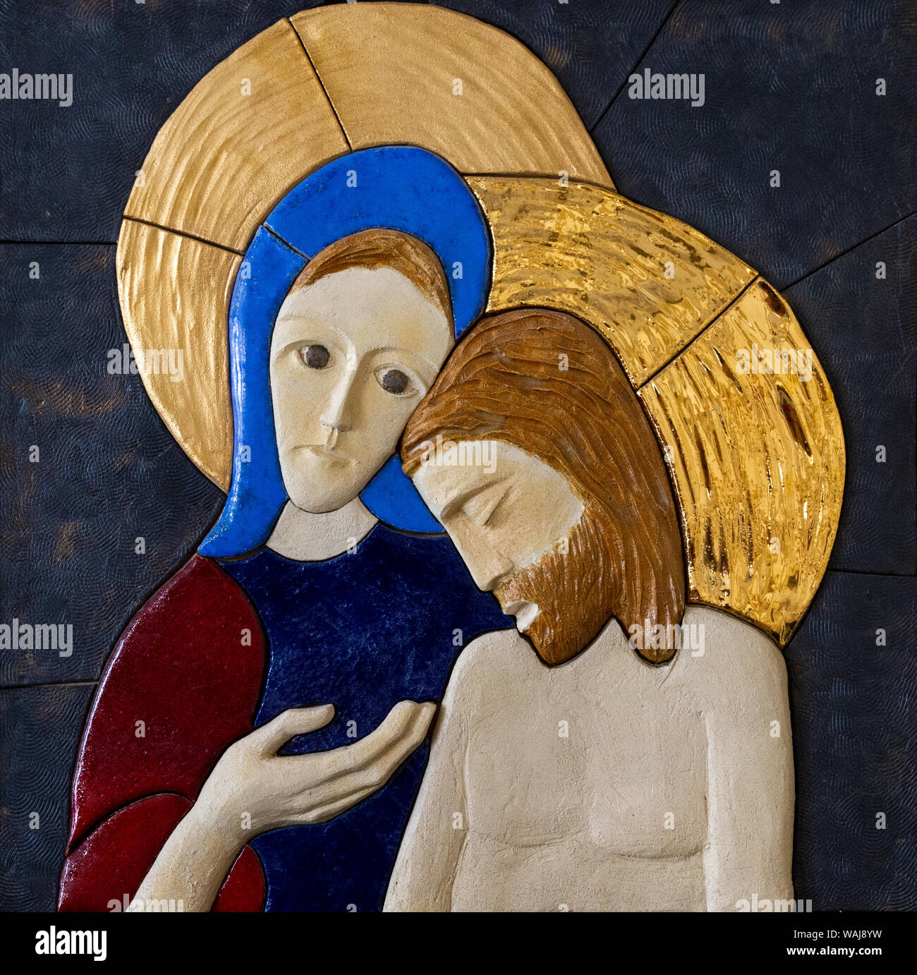 Ein Relief des trauernden Jungfrau Maria über ihren gekreuzigten Sohn Jesus Christus - eine Pieta von lubo Michalko. Stockfoto