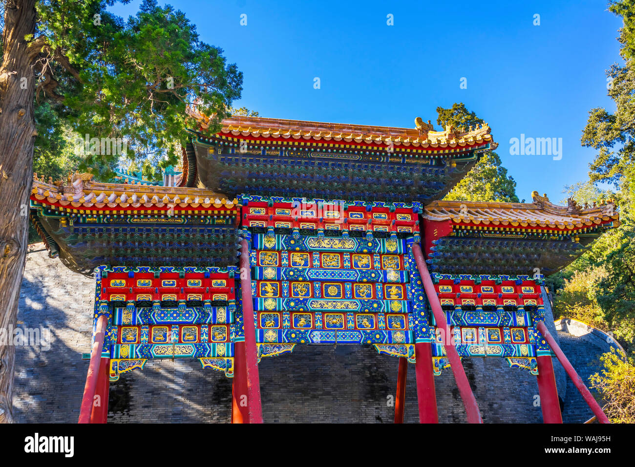 Reich verzierte Red Blue Gate Jade Blumeninsel Beihai Park, Peking, China. Beihai in 1000 AD, Stupa in 1600's erstellt. Stockfoto