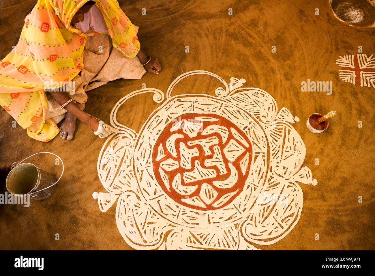 Indien, Rajasthan, Nawalgarh. Frau Malerei Diwali rangoli Design auf dem Boden. Kredit als: Jim Nilsen/Jaynes Galerie/DanitaDelimont.com Stockfoto