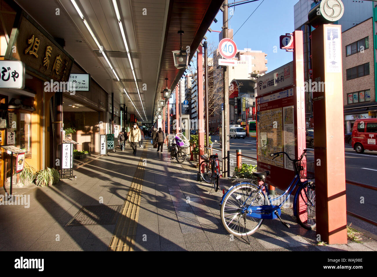 Japan, Tokio, Asakusa. Bürgersteig am späten Nachmittag Stockfoto