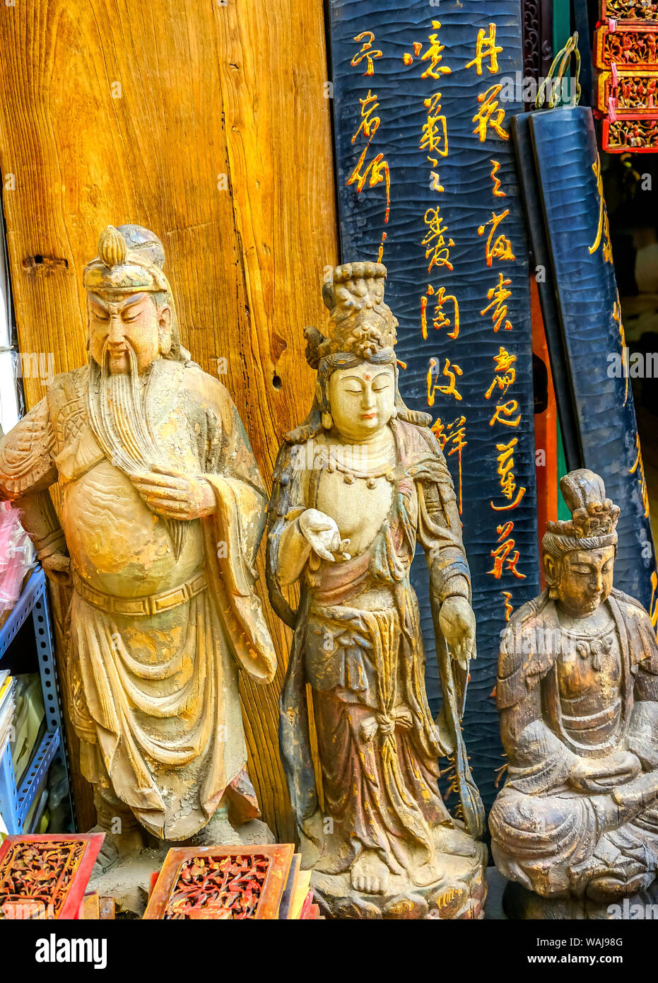 Chinesischen Nachbau aus Holz Buddha Guan Yu Kalligraphie, Panjuan Flohmarkt Dekorationen, Peking, China. Panjuan Flohmarkt Curio Markt hat viele Fälschungen, Repliken und Kopien von chinesischen Produkten. Stockfoto