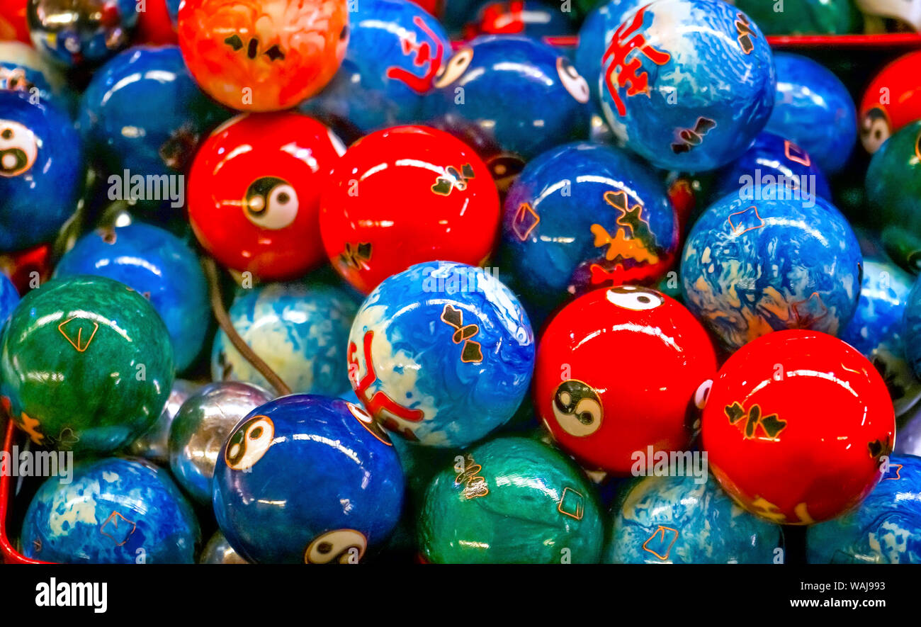 Chinesische Replik von Metall buddhistischen Gebet Kugeln, Panjuan Flohmarkt Dekorationen, Peking, China. Panjuan Flohmarkt Curio Markt hat viele Fälschungen, Repliken und Kopien von chinesischen Produkten. Stockfoto