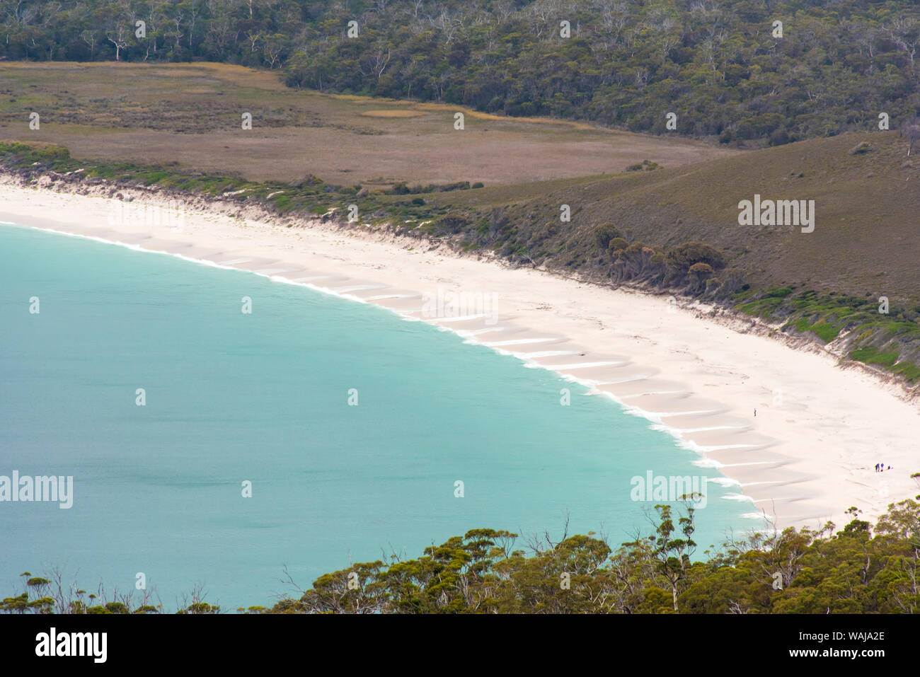 Australien, Tasmanien, Freycinet National Park. Ebbe und Flut Muster von Wellen auf uncrowded Wineglass Bay Strand. Stockfoto