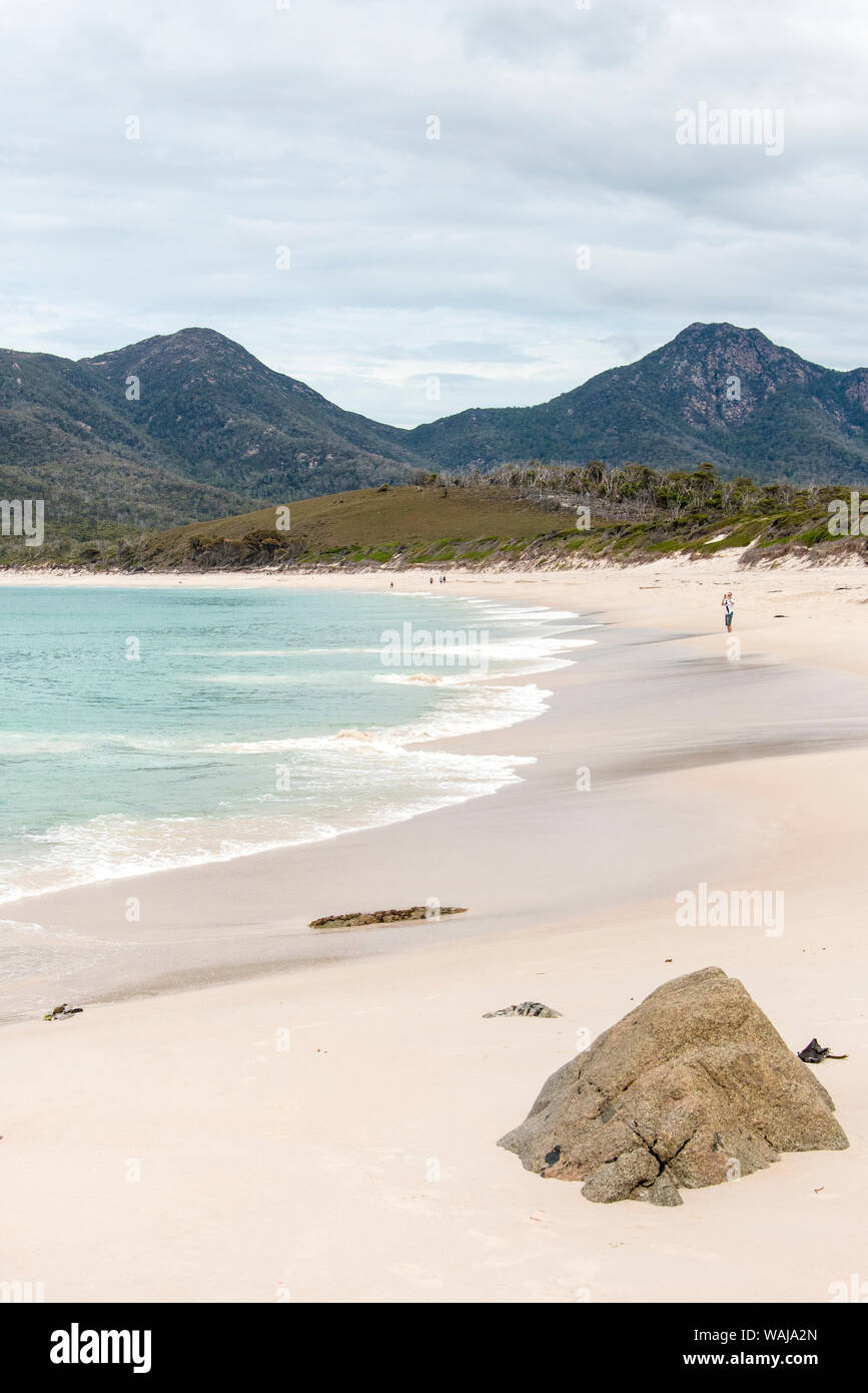 Australien, Tasmanien. Menschen gehen auf uncrowded Wineglass Bay Strand Freycinet National Park Stockfoto