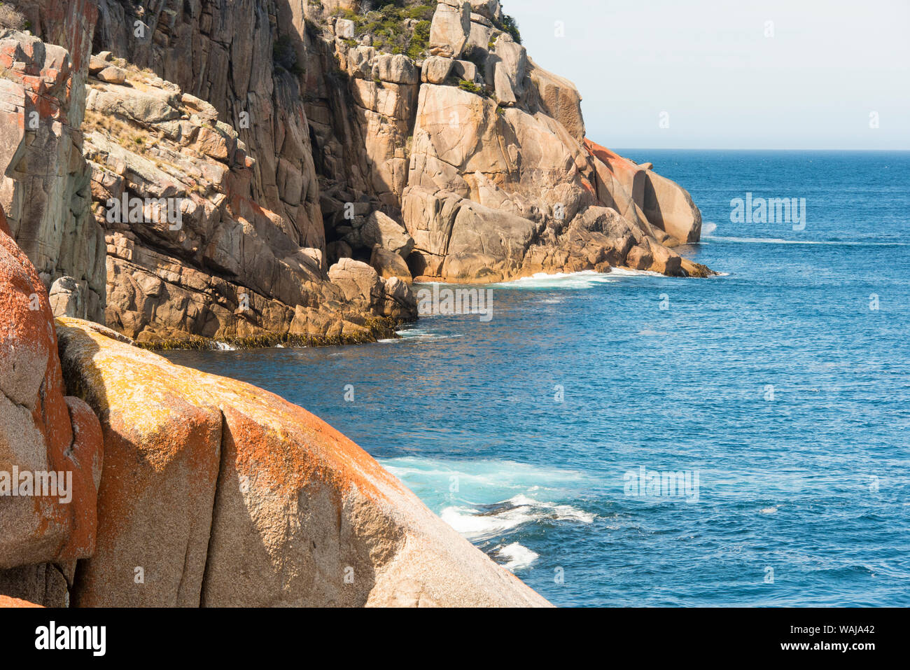Australien, Tasmanien, Maria Island, Haunted Bay. Dramatische flechten Muster auf Granit Bluffs Stockfoto