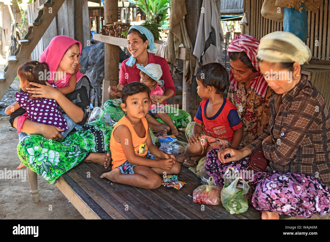 Kratie, Kambodscha. Junge Cham Frauen und ihre Kinder die Erholung im Schatten in einem Dorf entlang des Mekong südlich von Kratie in Kambodscha. Die Cham sind die größte ethnische Minderheit in Kambodscha und sind meist muslimischen. Stockfoto