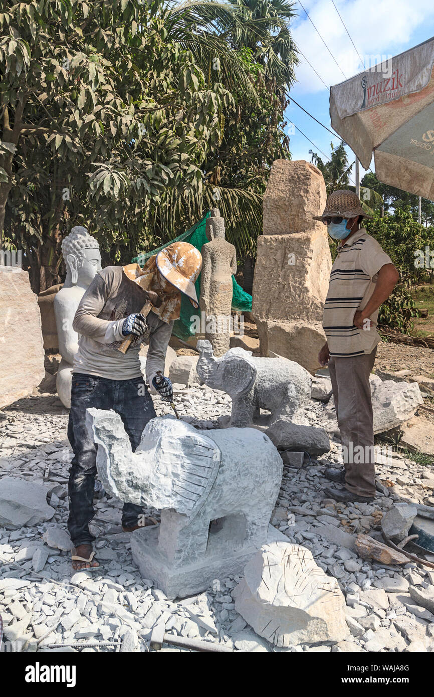 Kompong Thom, Kambodscha. Mann Carving steinerne Statue. (Redaktionelle nur verwenden) Stockfoto