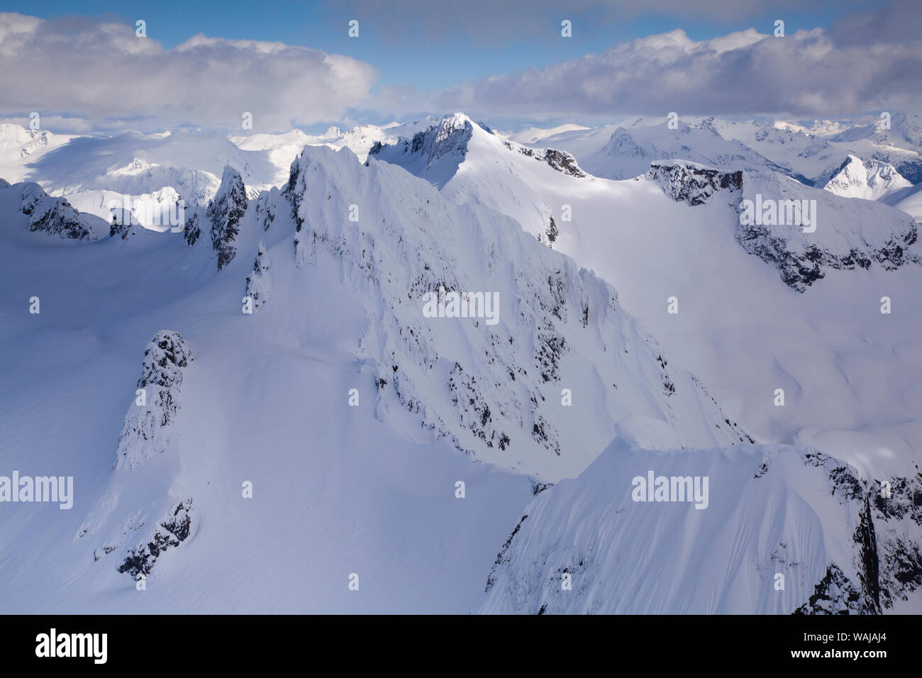 Luftaufnahme von tiefem Schnee in der Coast Mountains, in der Nähe von Squamish und Whistler, Britisch-Kolumbien, Kanada Stockfoto
