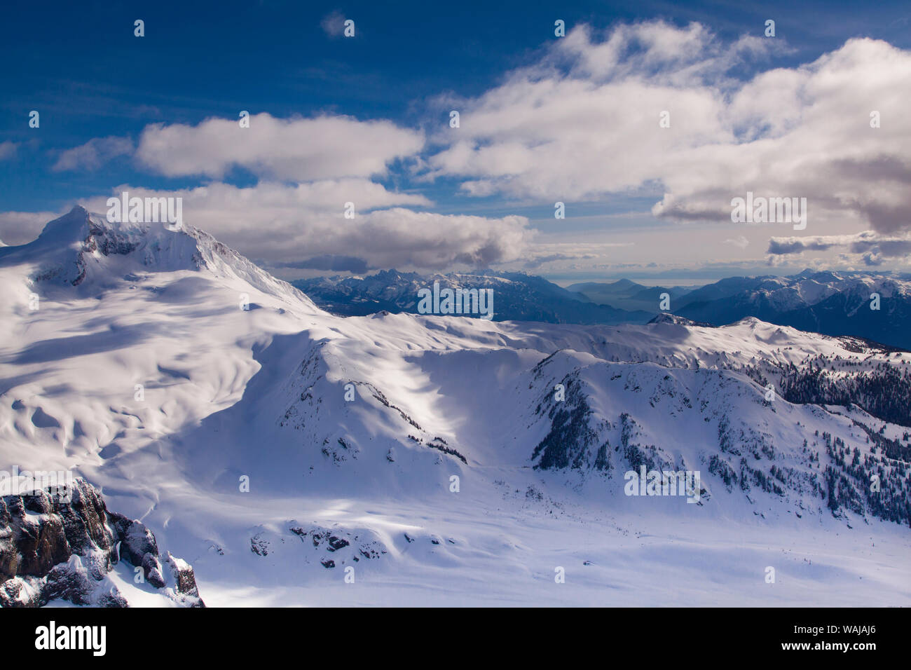 Luftbild mit Mount Garibaldi im Vordergrund, mit Howe Sound und Squamish im Hintergrund. British Columbia, Coast Mountains, Kanada Stockfoto