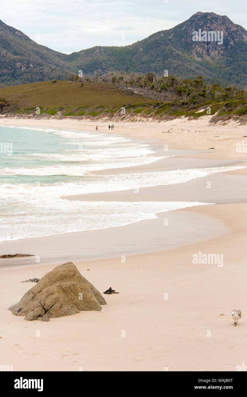 Australien, Tasmanien. Menschen zu Fuß auf uncrowded Wineglass Bay Strand. Stockfoto