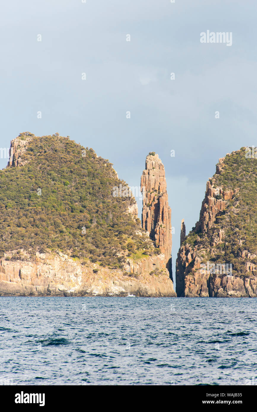 Australien, Tasmanien. Die Laternen in Tasman National Park. Cape Hauy Leuchter Rock und Totem Pole (populär klettern Spalten) Stockfoto