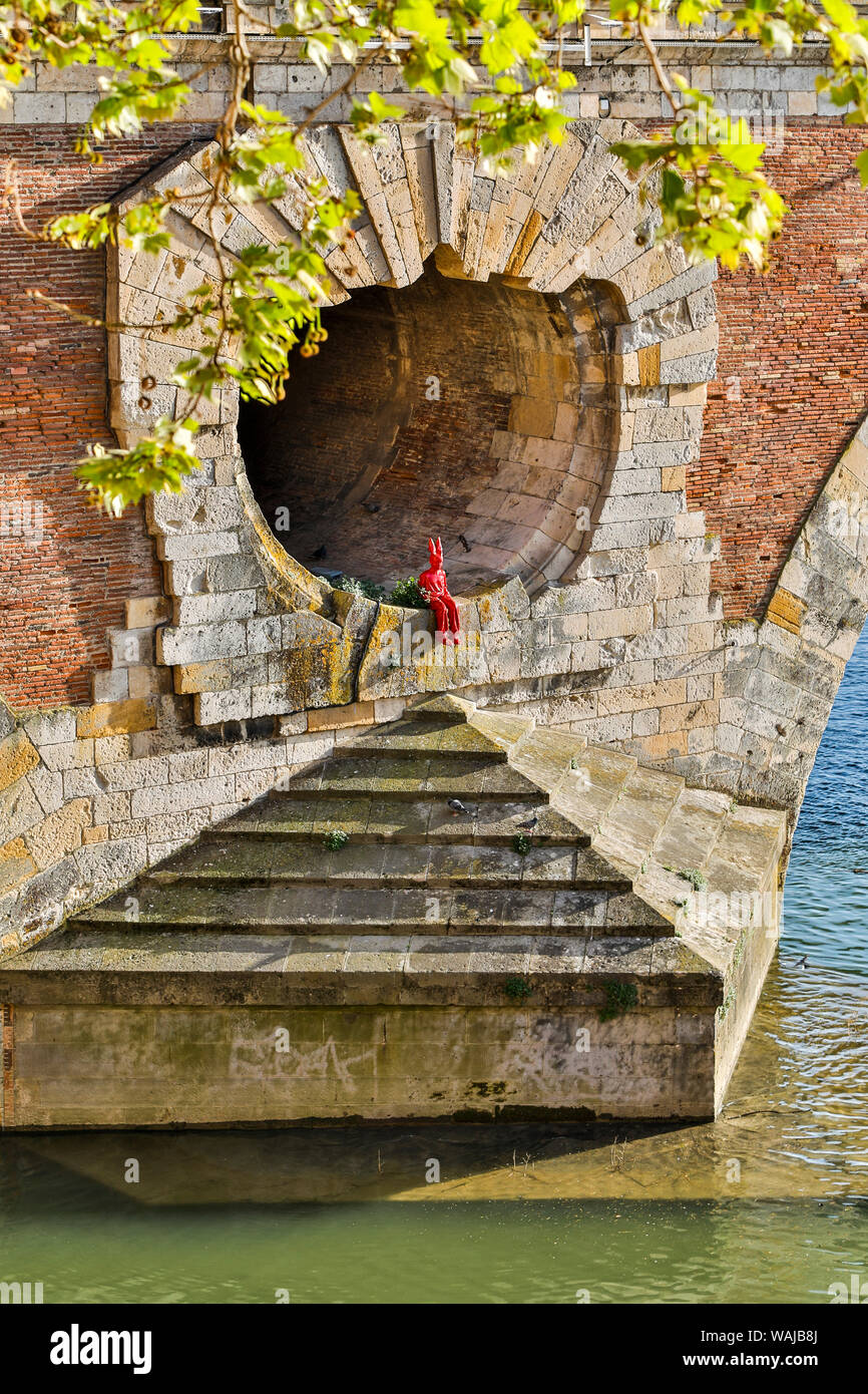 Frankreich, Toulouse. Red Devil sitzen in Öffnung der Pont Neuf (Brücke) Stockfoto