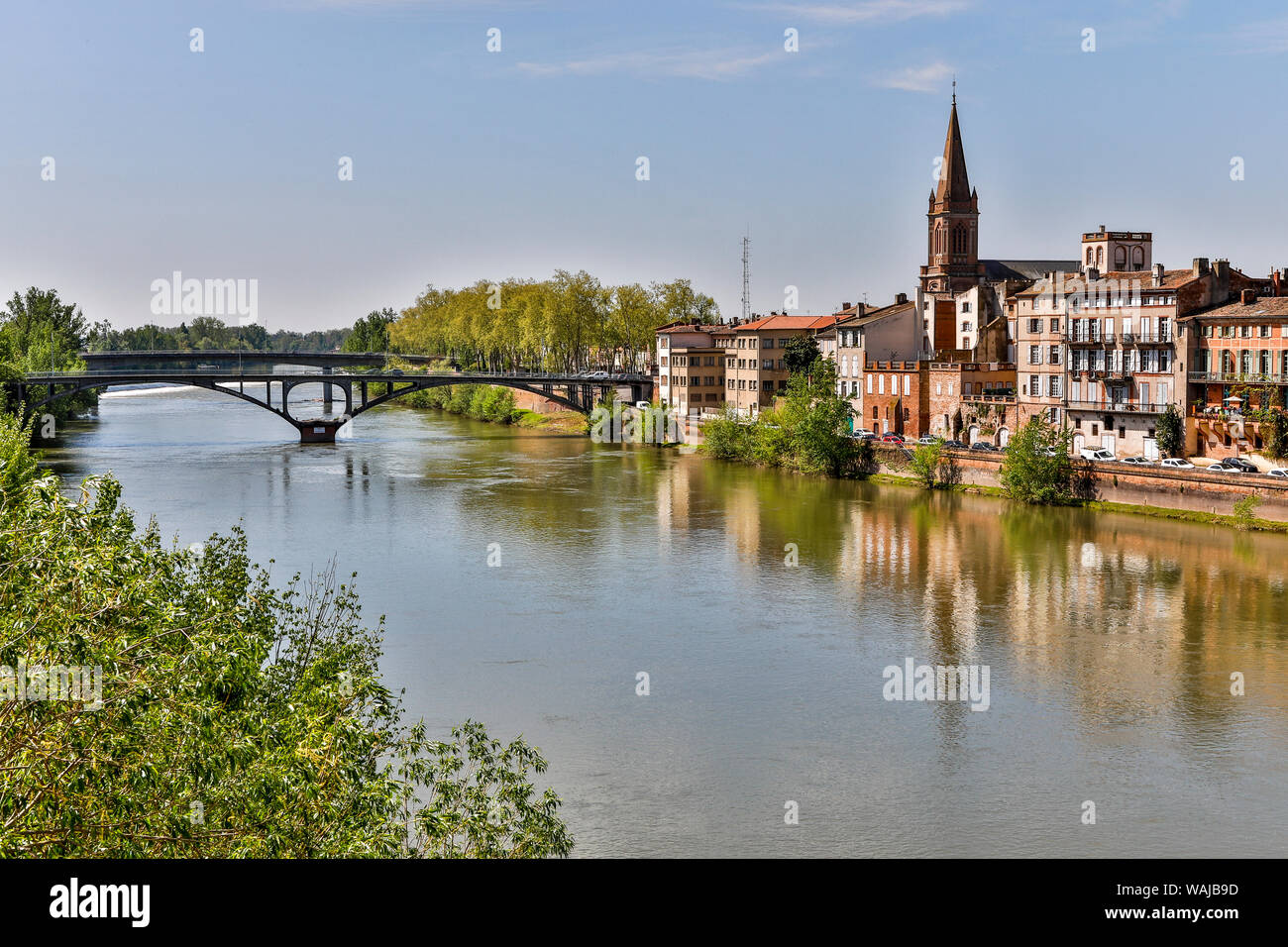 Frankreich, Montauban. Blick auf den Fluss von alten Brücken und Stadt Stockfoto