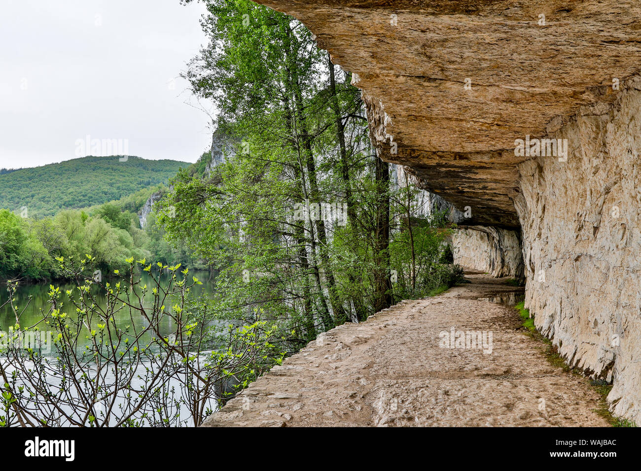 Frankreich, Ganil. Steile Felsen am Rande des Flusses Lot Stockfoto