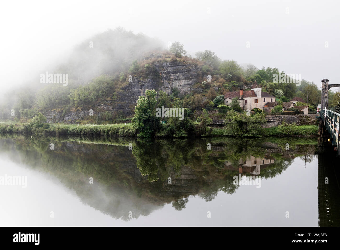 Frankreich, Cajarc. Früh morgens Nebel auf dem Fluss Lot Stockfoto
