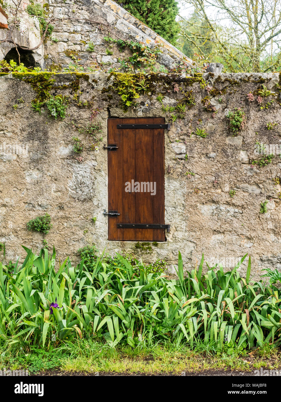 Frankreich, Cajarc. Tor in eine Mauer aus Stein Stockfoto