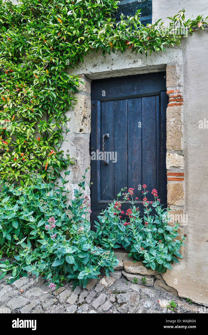 Frankreich, Cordes-sur-Ciel. Blaue Tür Stockfoto