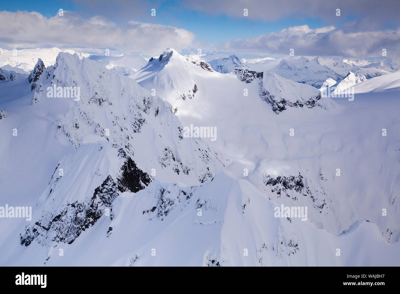Luftaufnahme von tiefem Schnee in der Coast Mountains, in der Nähe von Squamish und Whistler, Britisch-Kolumbien, Kanada Stockfoto