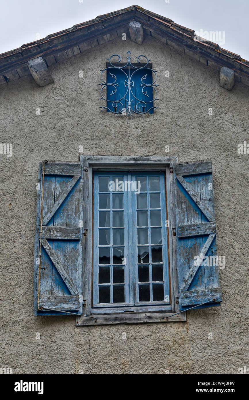 Frankreich, Cordes-sur-Ciel. Blaues Fenster und Rollläden Stockfoto