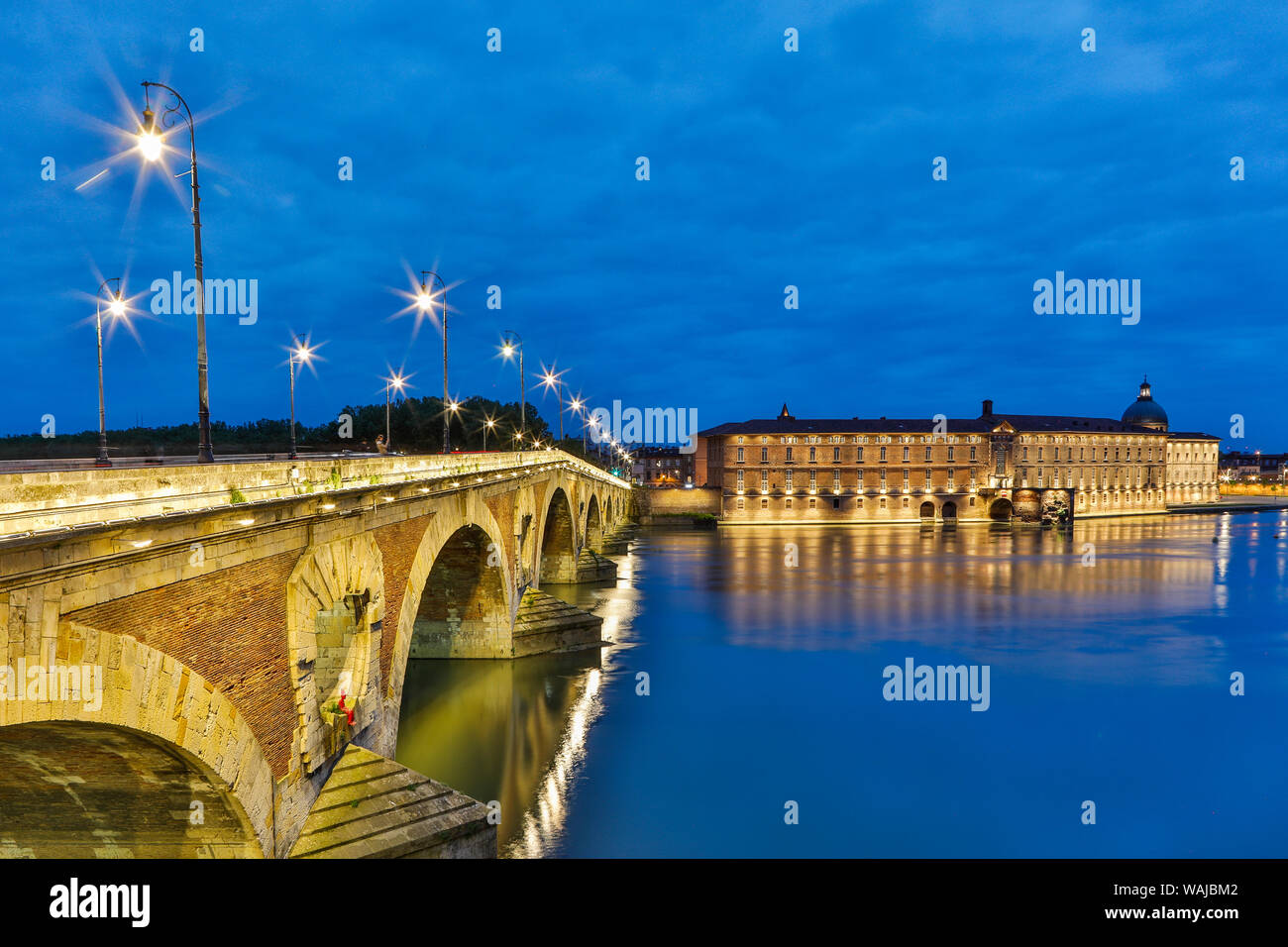 Frankreich, Toulouse. Blick auf die Pont Neuf und dem Fluss Garonne bei Sonnenuntergang Stockfoto