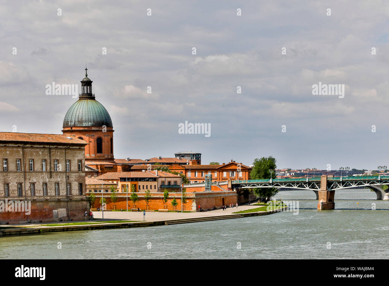 Frankreich, Toulouse. Alte Kathedrale und den Fluss Garonne Stockfoto