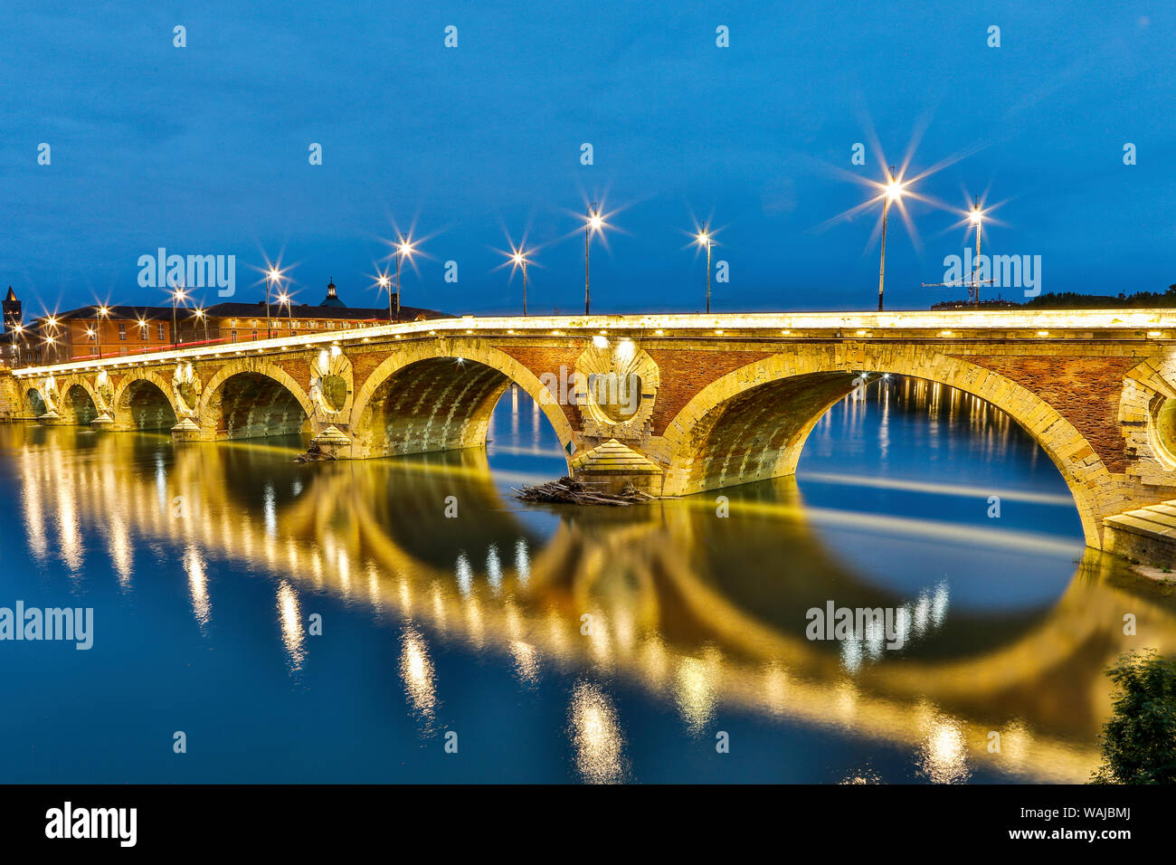 Frankreich, Toulouse. Blick auf die Pont Neuf und dem Fluss Garonne und Reflexionen bei Sonnenuntergang Stockfoto