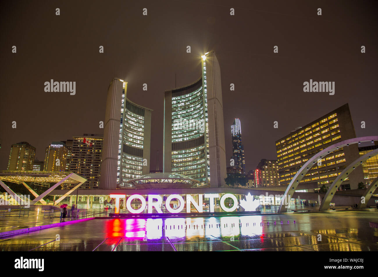Nathan Phillips Square bei Nacht. Toronto, Ontario, Kanada. Stockfoto