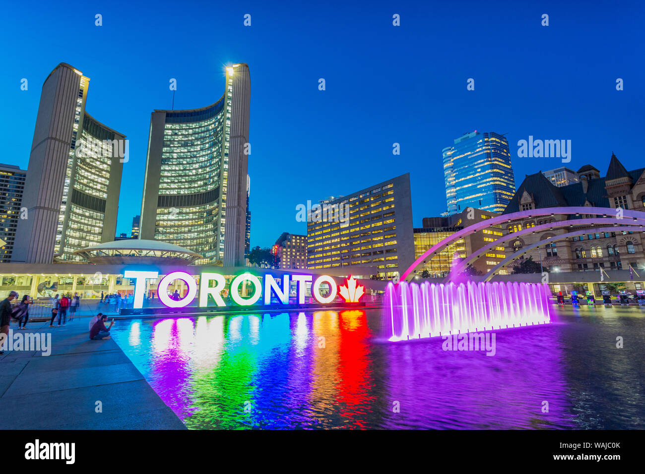 Nathan Phillips Square bei Nacht. Toronto, Ontario, Kanada. Stockfoto