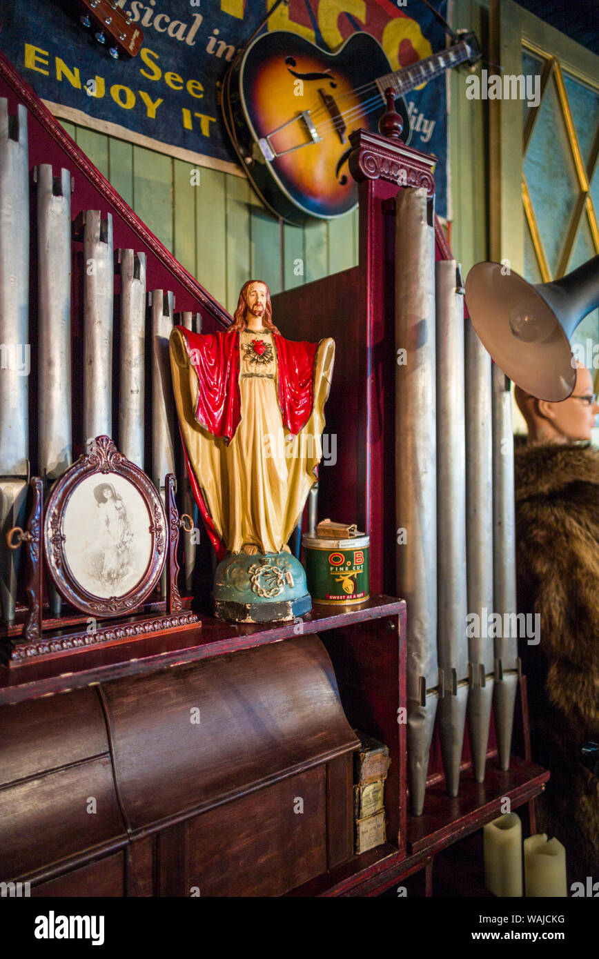 Kanada, Quebec, Maskinonge. Magasin Allgemeine Le Brun, antike General Store, Statue von Jesus Christus Stockfoto