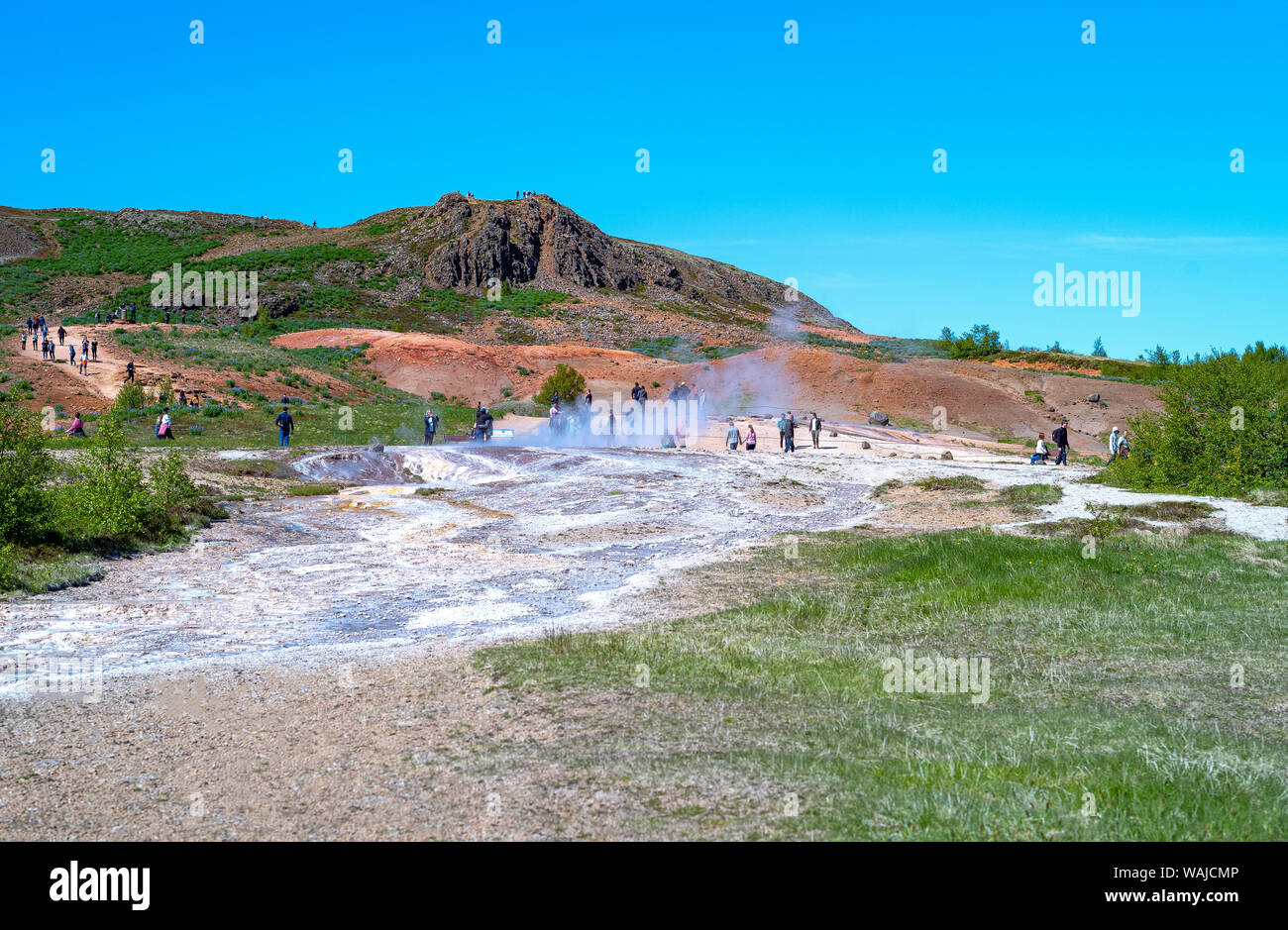 Geysir, Island - 30. Mai 2019: Goldener Ring, Besucher in der Geysir Geothermie site Stockfoto