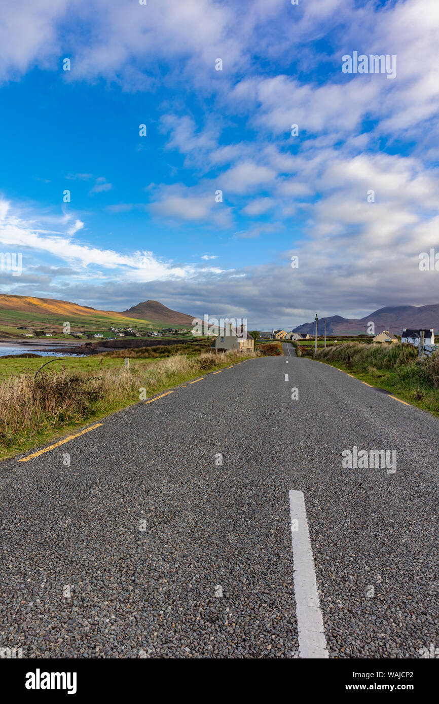 Slea Head Drive führt in die kleine Stadt von Ballyferriter auf der Halbinsel Dingle, Irland Stockfoto