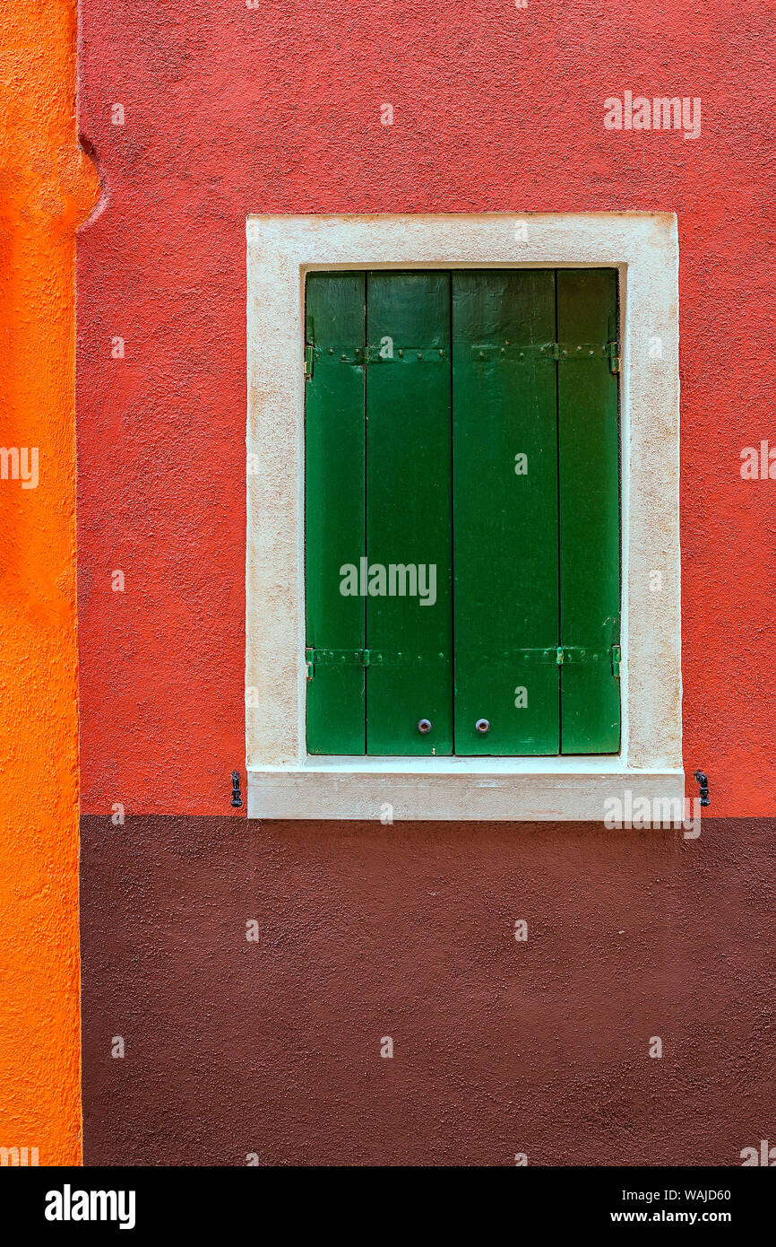 Europa, Italien, Burano. Buntes Haus und Fenster. Kredit als: Jim Nilsen/Jaynes Galerie/DanitaDelimont.com Stockfoto