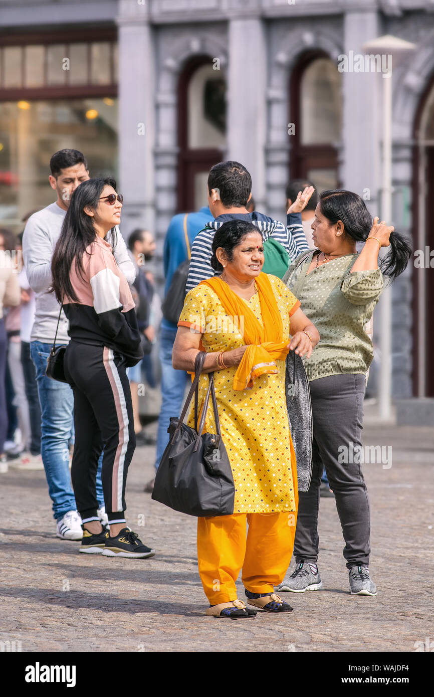 Sian Touristen am Damplatz. Viele beliebte touristische Städte sind ernsthaft versucht zu bekämpfen Massentourismus wave, Amsterdam ist ein Vorläufer unter ihnen. Stockfoto
