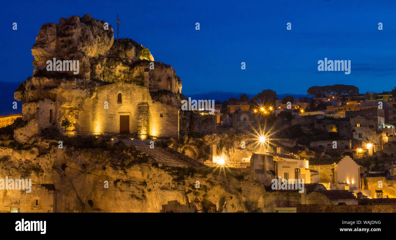 Die Römisch-katholische Kirche von Santa Maria de Idris, in den Felsen gehauenen in Matera in der Nacht. Stockfoto