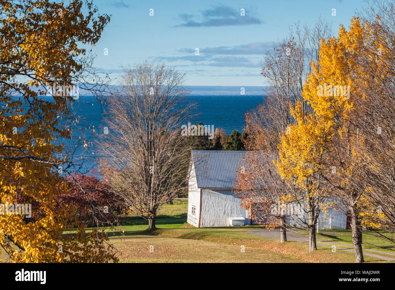 Kanada, Quebec, Careys Hill. Erhöhte Landschaft mit Scheune von der Baie DES Chaleurs Stockfoto