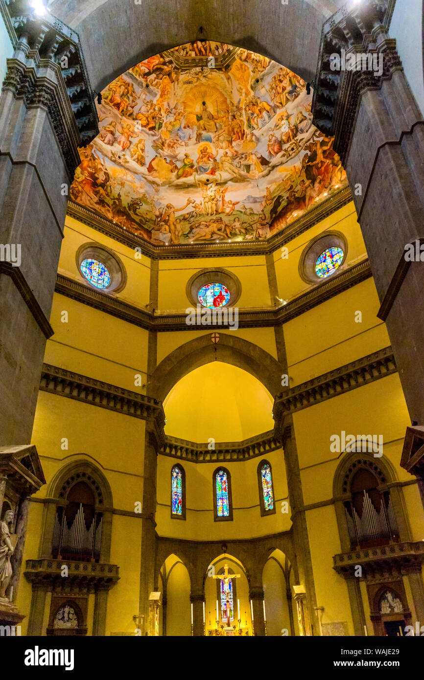 Altar und Kreuz, Giorgio Vasari das Fresko des Jüngsten Gerichts, die Kathedrale von Santa Maria Del Fiore, Florenz, Italien. Stockfoto