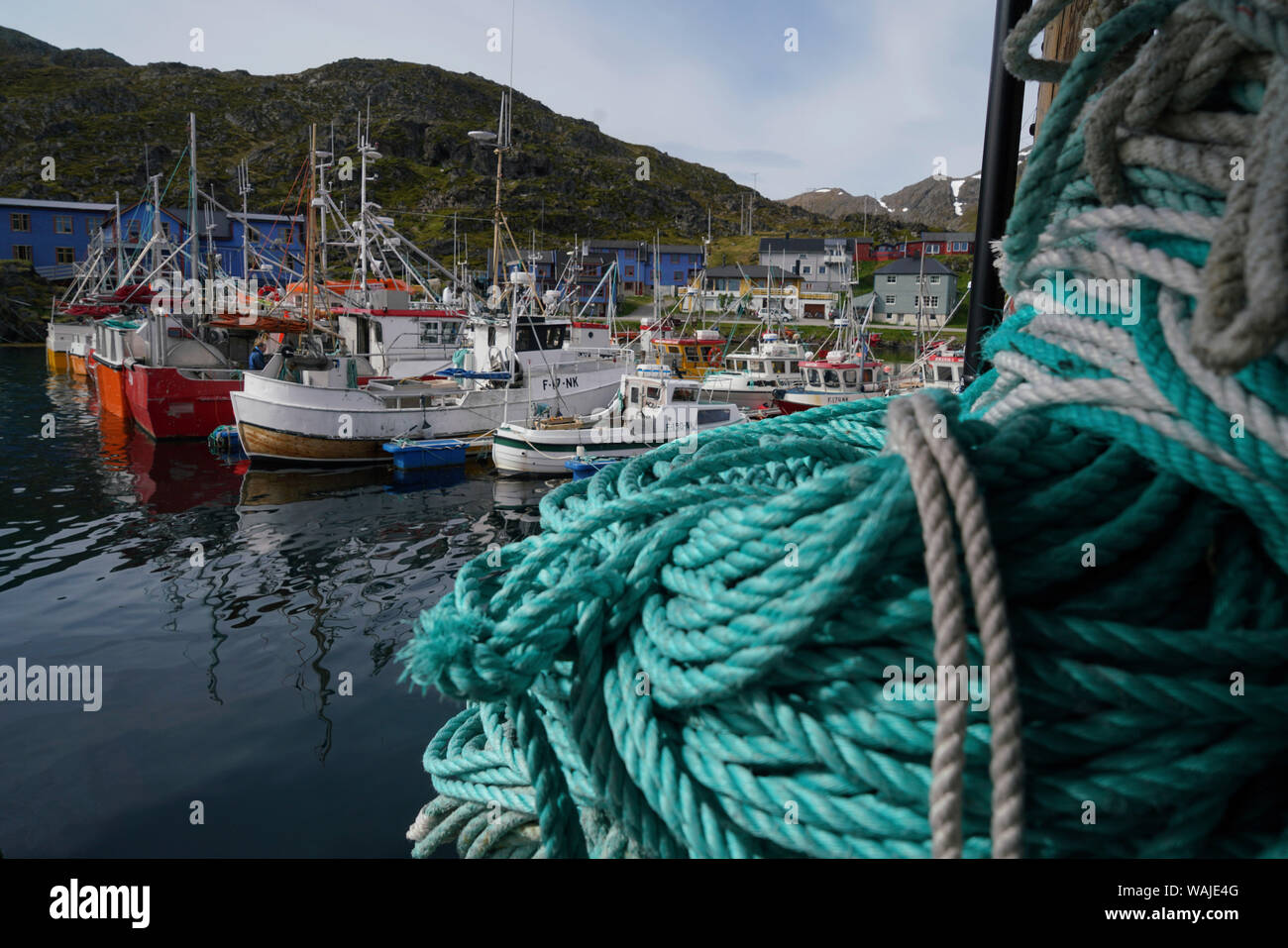 Ein Wharf und Fischerboote im Fischerdorf Kamoyvaer Norwegen. Stockfoto