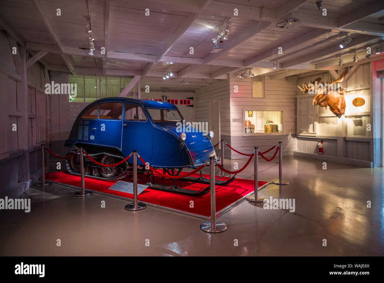 Kanada, Quebec, Valcourt. Musee Joseph-Armand Bombardier, Museum, das der Erfinder der modernen Snowmobile gewidmet, die ursprünglichen Erfinder Garage, Interieur, frühen Snowmobile Stockfoto