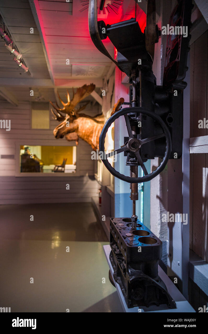 Kanada, Quebec, Valcourt. Musee Joseph-Armand Bombardier, Museum, das der Erfinder der modernen Snowmobile gewidmet, die ursprünglichen Erfinder Garage, Interieur, Elch Kopf- und Bohrmaschine Stockfoto