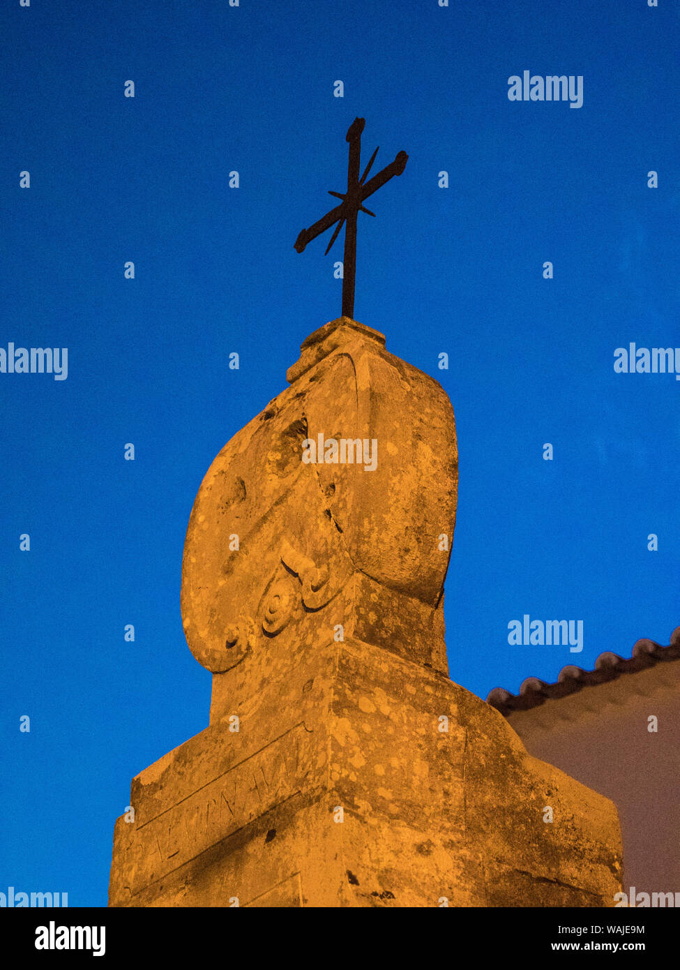 Europa, Portugal, Obidos. Kreuz auf einem alten Gebäude in der malerischen, mittelalterlichen Stadt. Stockfoto
