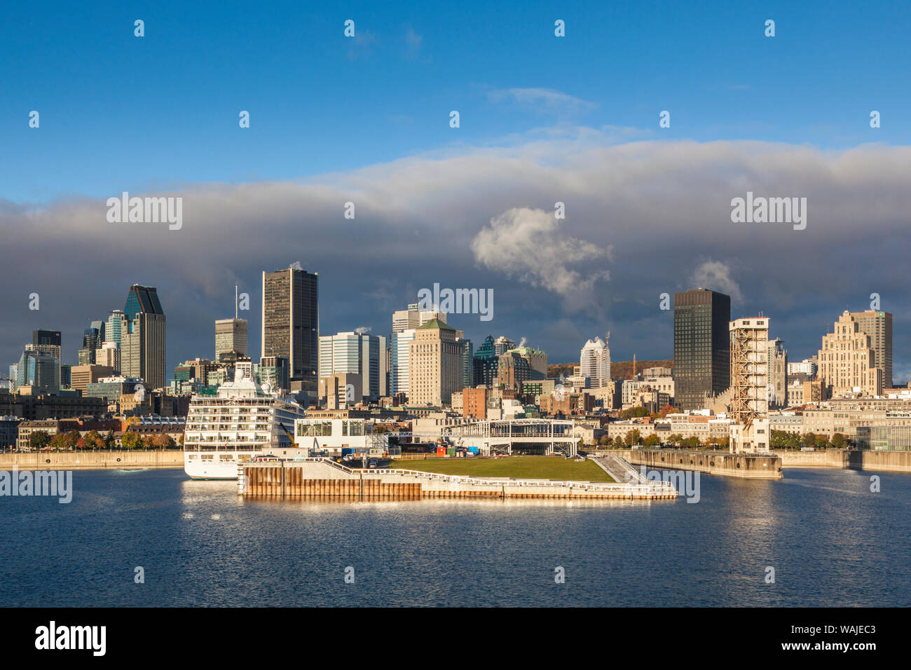 Kanada, Quebec, Montreal. Die Skyline der Stadt vom St. Lawrence River Stockfoto