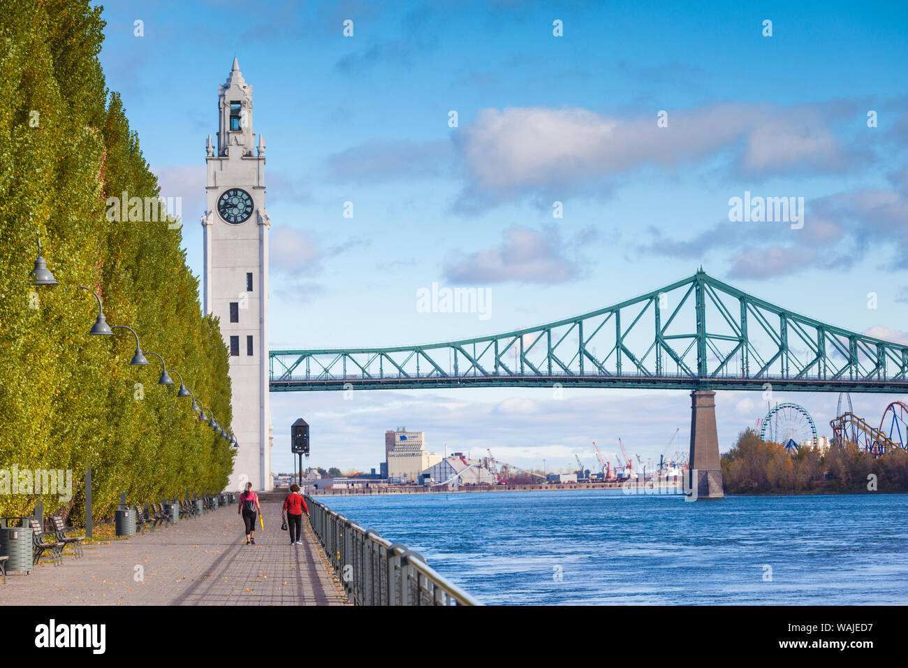 Kanada, Quebec, Montreal. Der Alte Hafen, Sailor's Memorial Clock Tower und Jacques Cartier Brücke Stockfoto