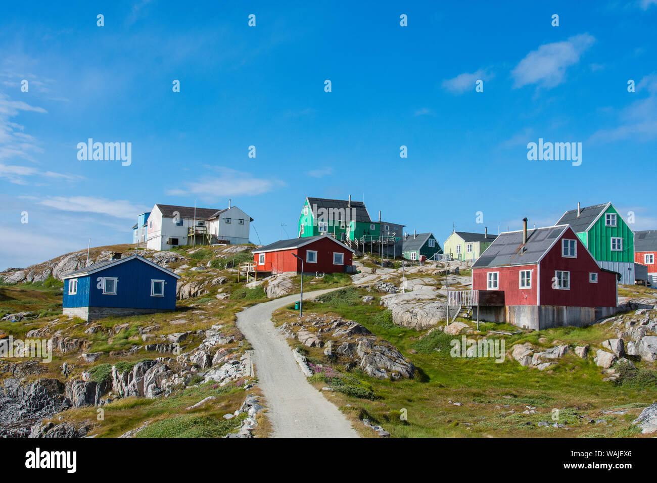 Grönland. Itilleq. Straße durch bunte Häuser. Stockfoto