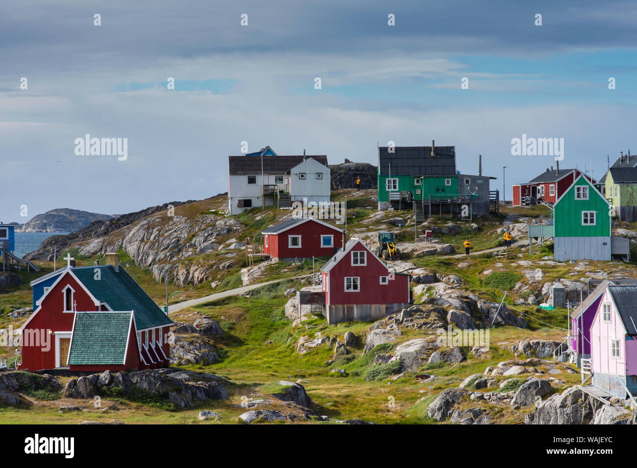 Grönland. Itilleq. Bunte Häuser dot den Hang. Stockfoto