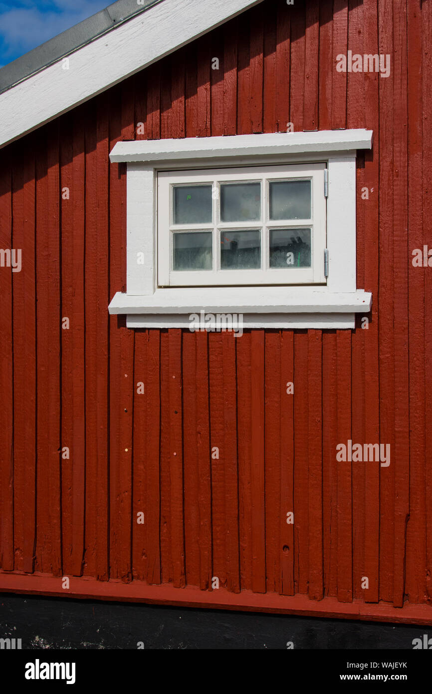 Grönland. Itilleq. Leuchtend rote Haus mit einem weißen Fenster. Stockfoto