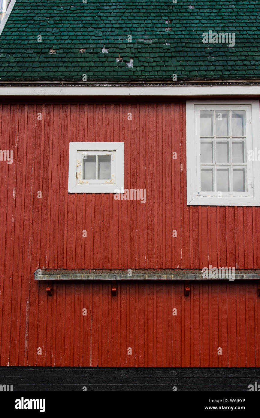 Grönland. Itilleq. Rotes Haus mit weißen Fenstern. Stockfoto