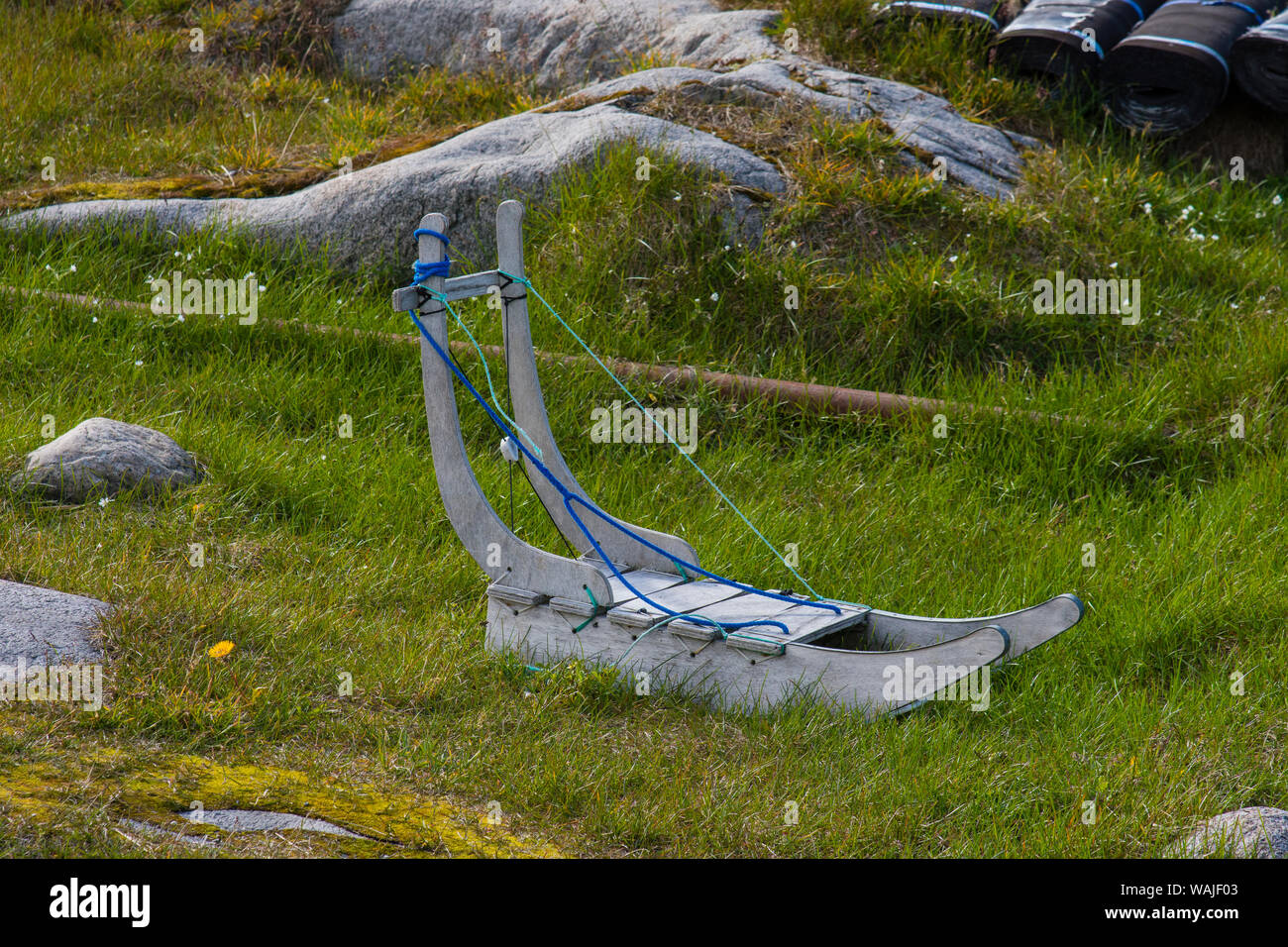 Grönland. Itilleq. Kind - Größe vor einem Haus Hundeschlitten. Stockfoto
