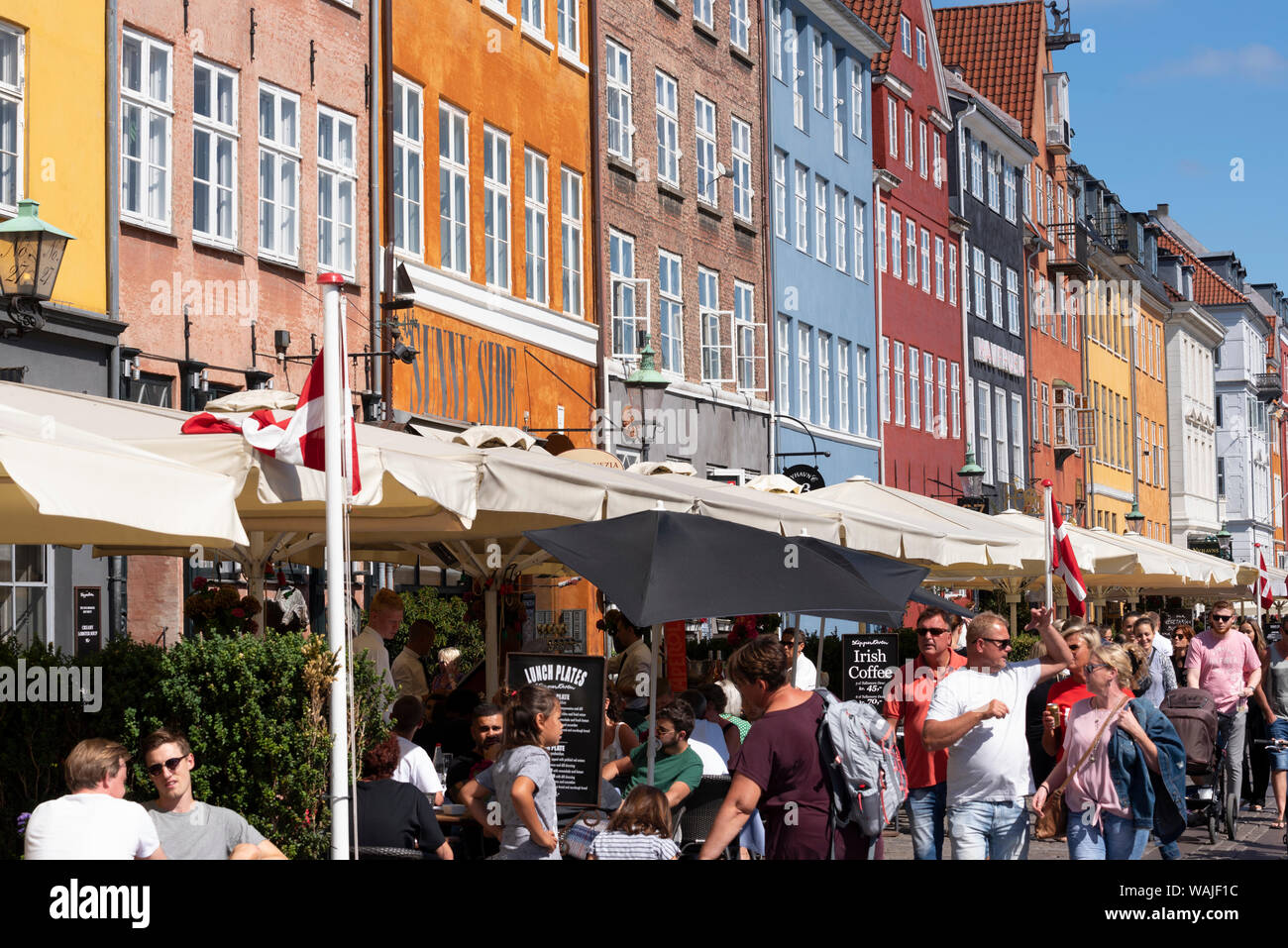 Dänemark, Kopenhagen, Nyhavn im Stadtzentrum. Bunte 17. und 18. Jahrhunderts Gebäude, Boote und Kanal Stockfoto