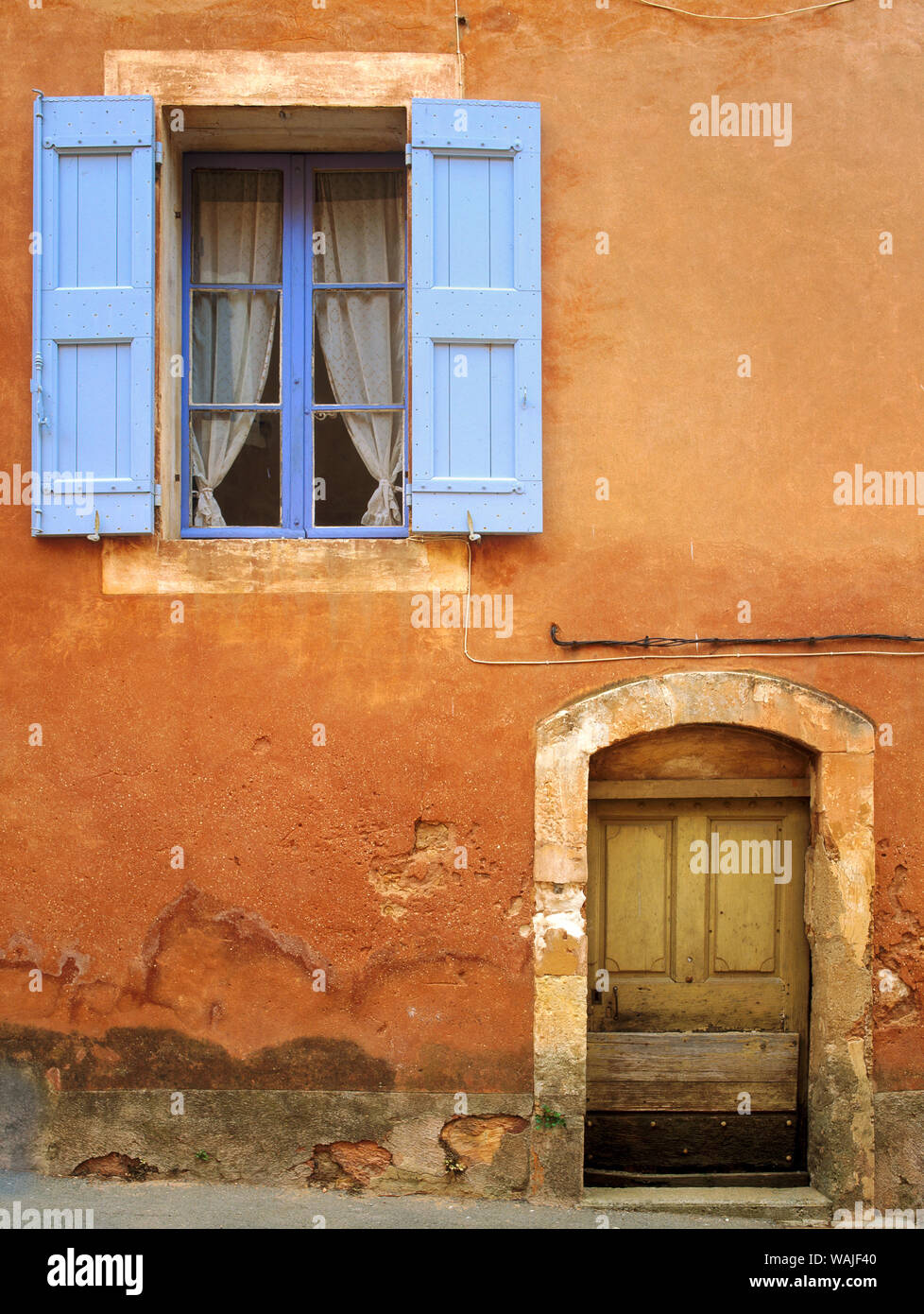 Frankreich, Provence, Roussillon. Verwittert, Fenster und die Tür des Hauses. Kredit als: Jim Nilsen/Jaynes Galerie/DanitaDelimont.com Stockfoto