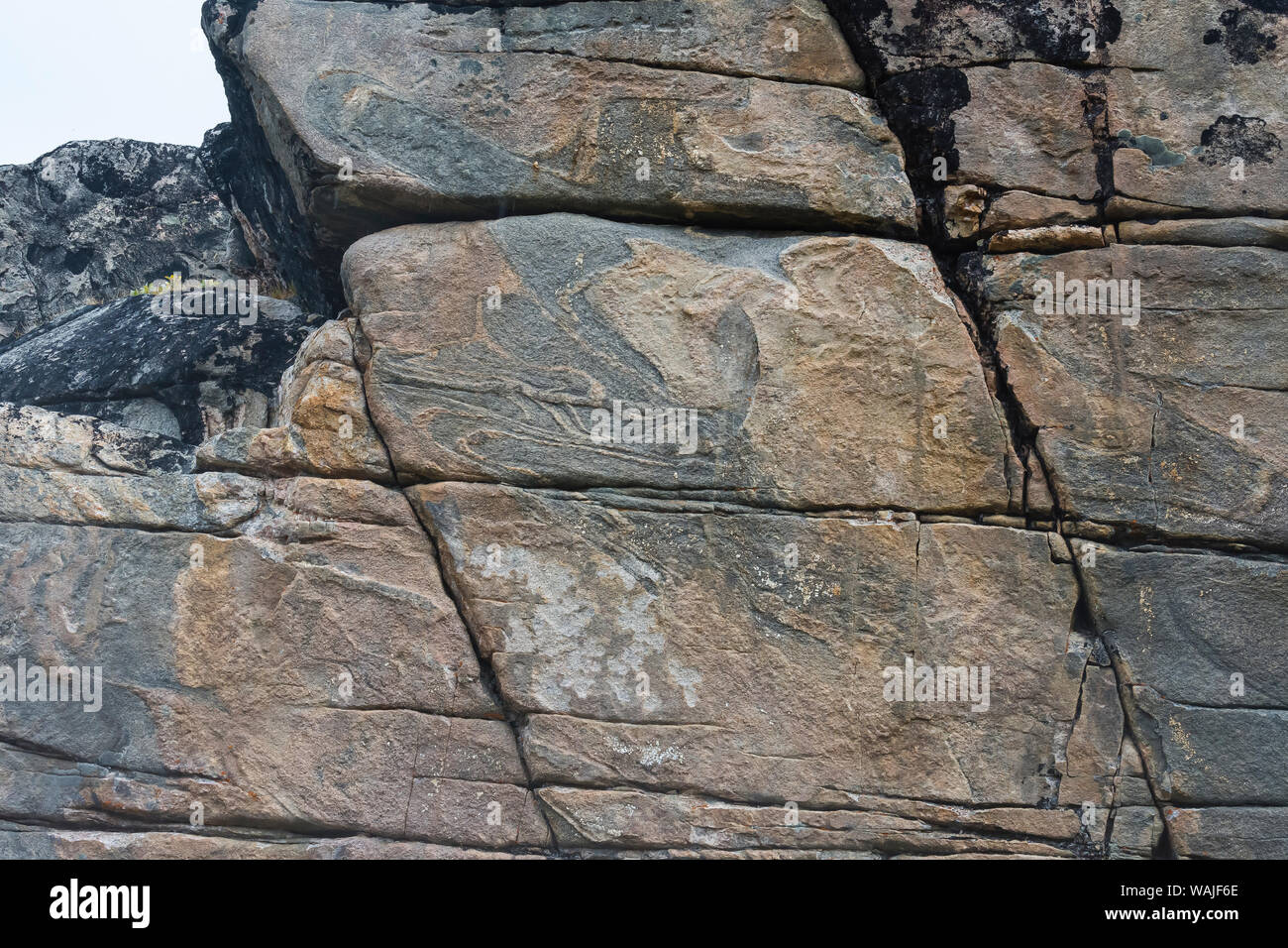 Grönland. Eqip Sermia. Felsen in Blöcke unterteilt. Stockfoto